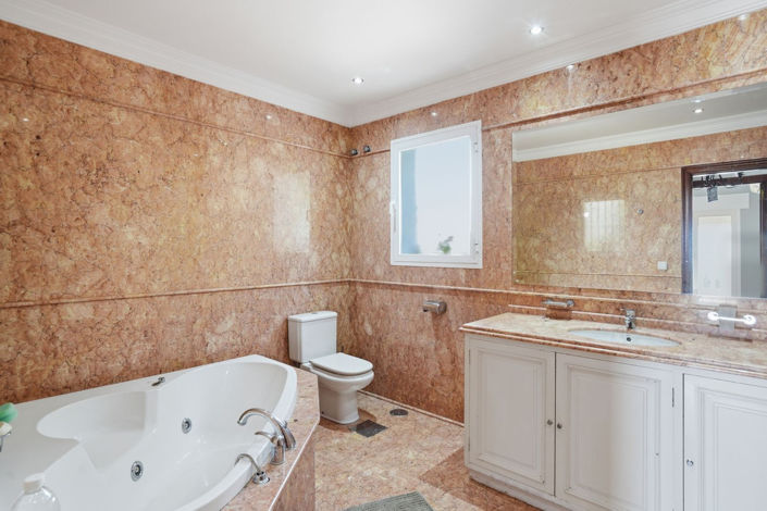 Image No.24-6 Bed Property for sale