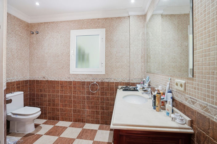 Image No.25-6 Bed Property for sale