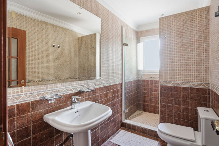 Image No.26-6 Bed Property for sale