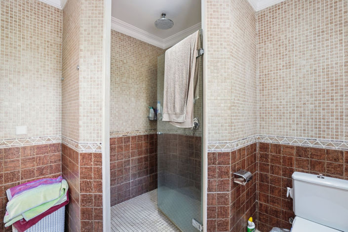 Image No.27-6 Bed Property for sale