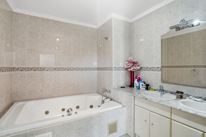 Image No.35-6 Bed Property for sale