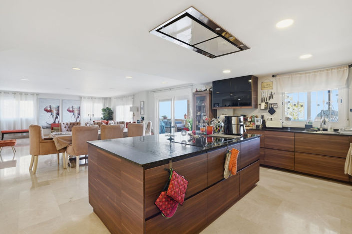 Image No.16-6 Bed Property for sale
