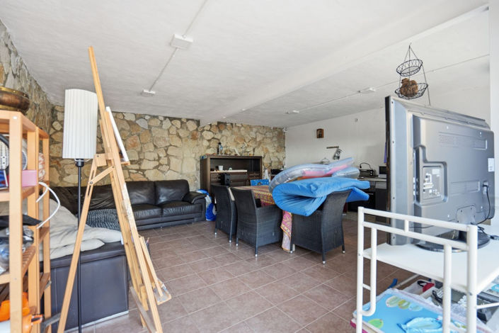 Image No.24-6 Bed Property for sale