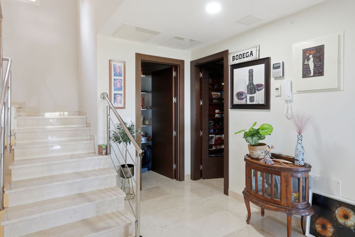 Image No.27-6 Bed Property for sale