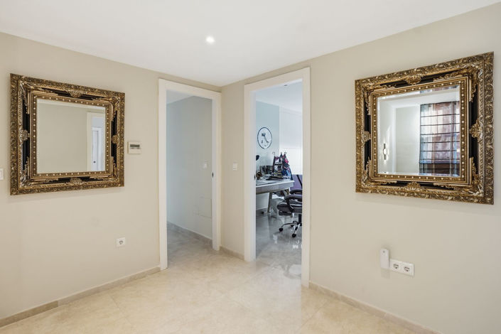Image No.28-6 Bed Property for sale