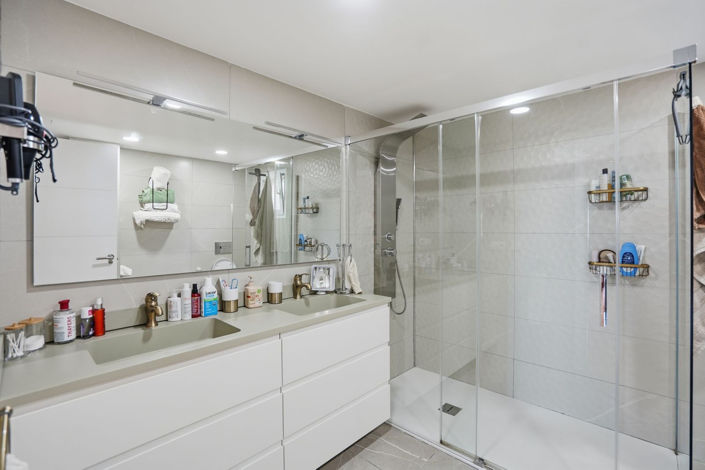 Image No.30-6 Bed Property for sale
