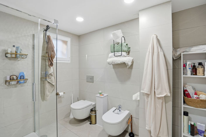 Image No.31-6 Bed Property for sale