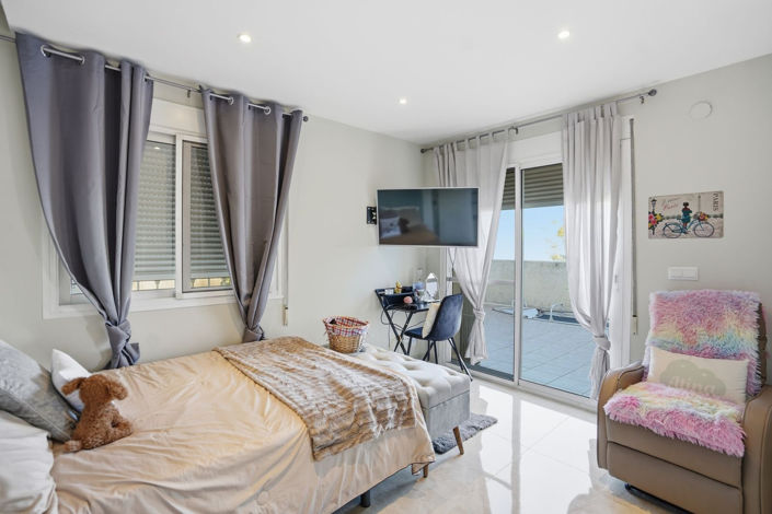 Image No.32-6 Bed Property for sale