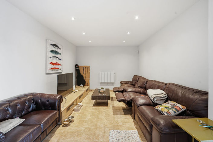 Image No.40-6 Bed Property for sale