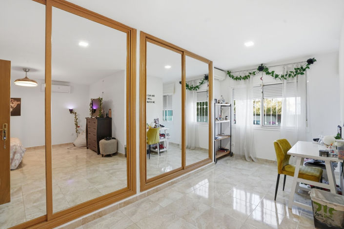 Image No.44-6 Bed Property for sale