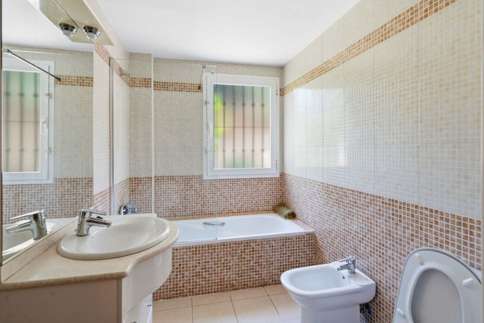 Image No.17-3 Bed Property for sale