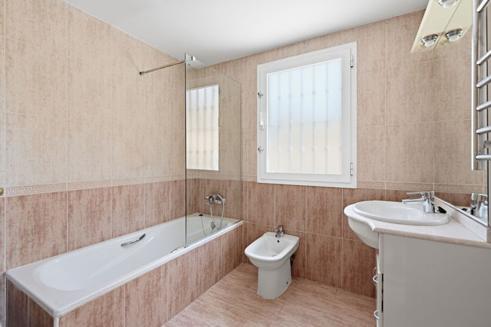 Image No.29-3 Bed Property for sale