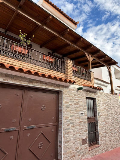 Image No.2-5 Bed Property for sale