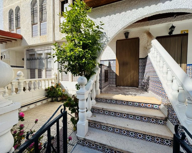 Image No.1-5 Bed Townhouse for sale