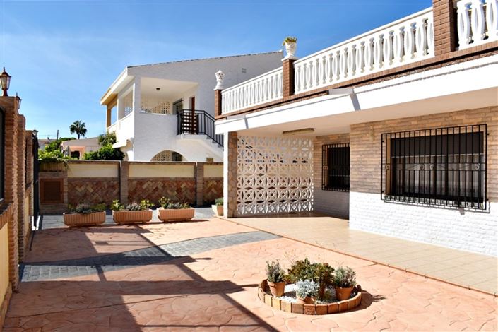 Image No.2-6 Bed Villa for sale