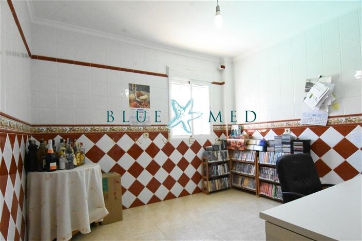 Image No.10-6 Bed Property for sale