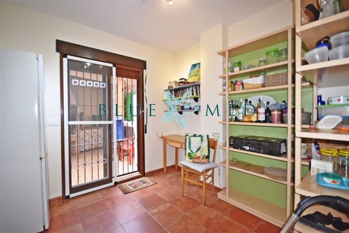 Image No.17-6 Bed Flat for sale