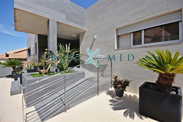 Image No.2-6 Bed Villa for sale