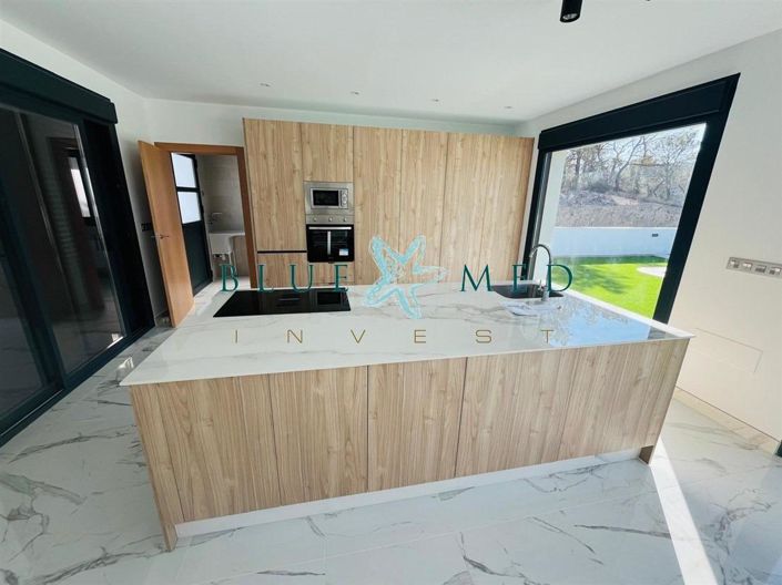 Image No.11-3 Bed Country House for sale