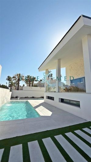 Image No.1-4 Bed Villa for sale