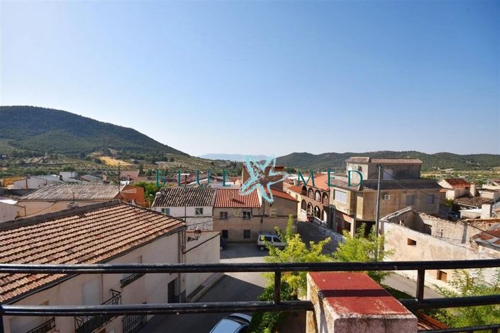 Image No.30-6 Bed Property for sale