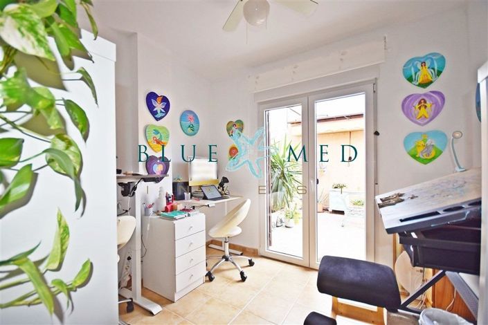 Image No.25-3 Bed Flat for sale