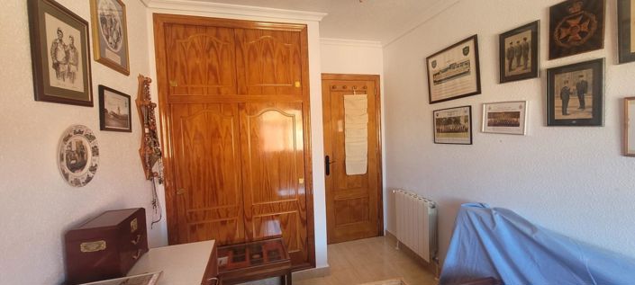 Image No.18-3 Bed House for sale