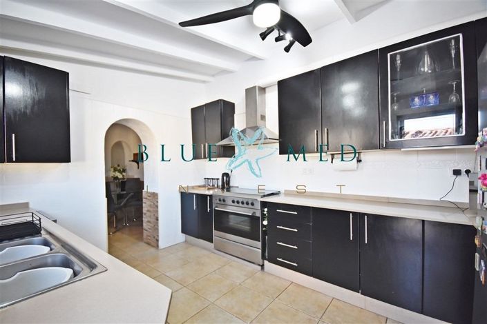 Image No.8-6 Bed Country House for sale