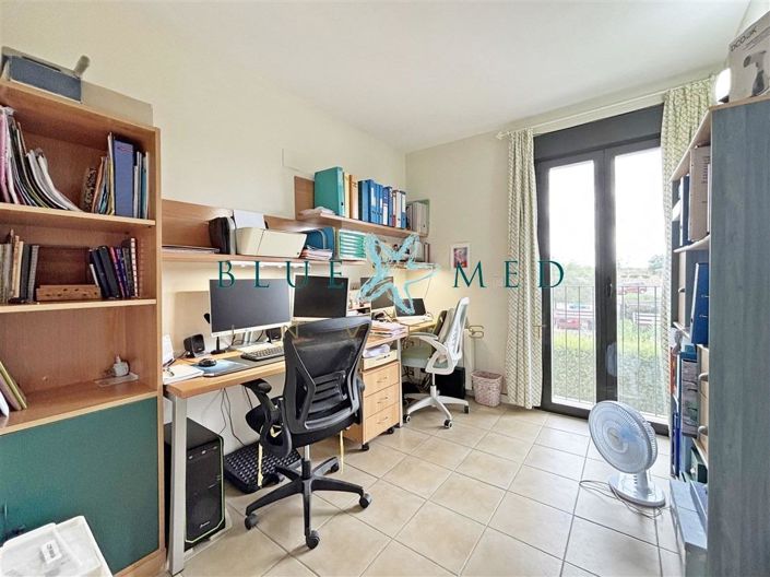 Image No.25-3 Bed Flat for sale