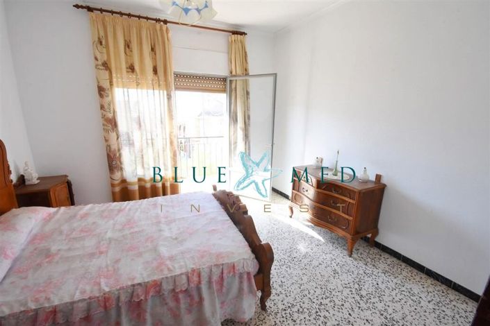 Image No.24-6 Bed Flat for sale