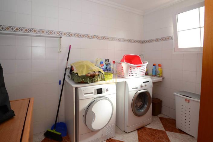 Image No.26-4 Bed Townhouse for sale