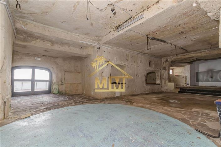 Image No.12-5 Bed Commercial for sale