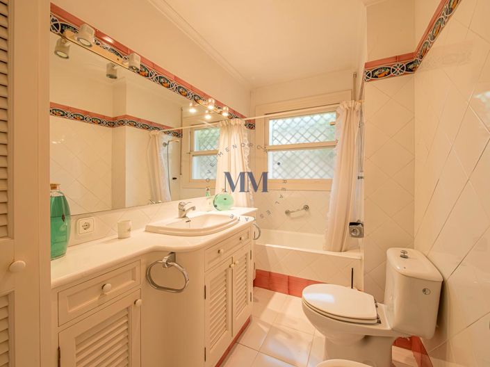 Image No.26-4 Bed House for sale