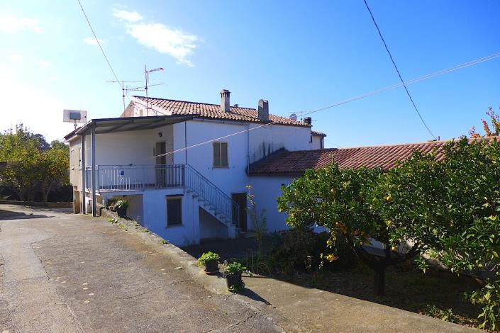 Image No.2-Maison de campagne de 2 chambres à vendre à Cosenza