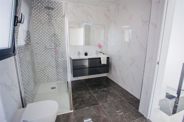 Image No.30-3 Bed Property for sale