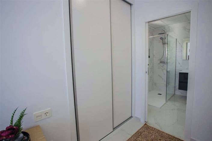 Image No.45-3 Bed Property for sale