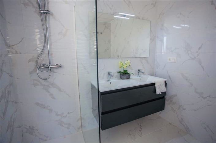 Image No.55-3 Bed Property for sale