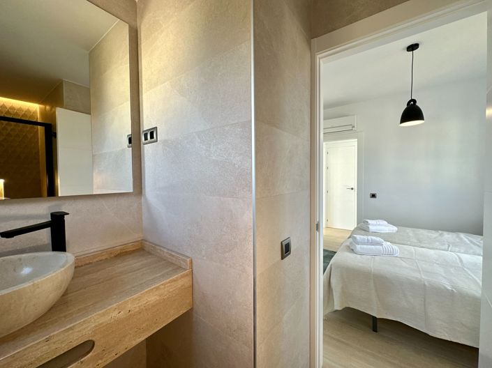 Image No.26-4 Bed Property for sale