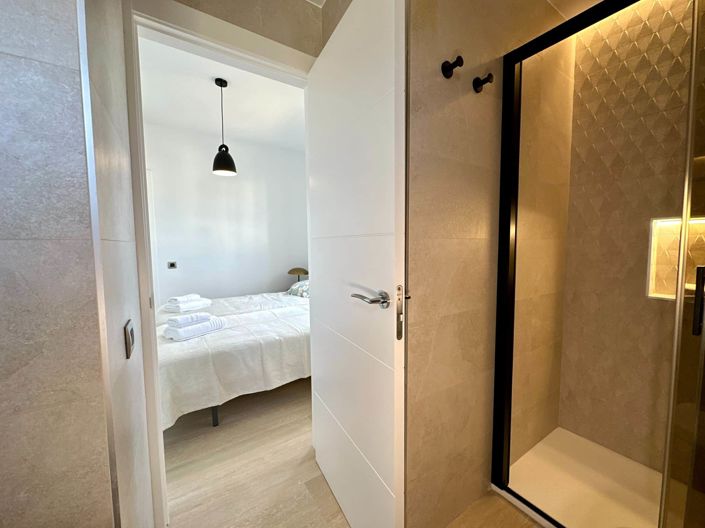 Image No.28-4 Bed Property for sale