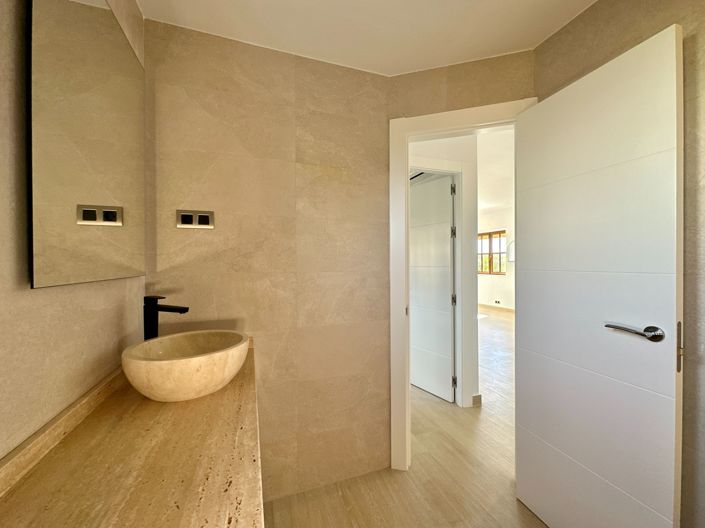 Image No.57-4 Bed Property for sale