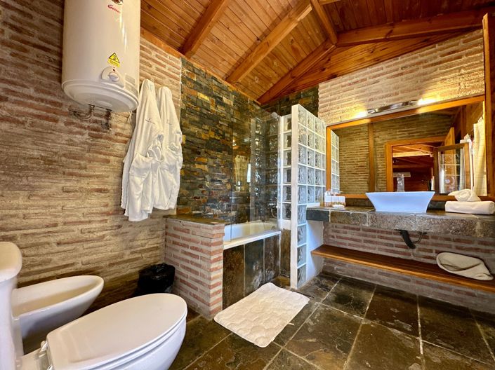 Image No.38-5 Bed Property for sale