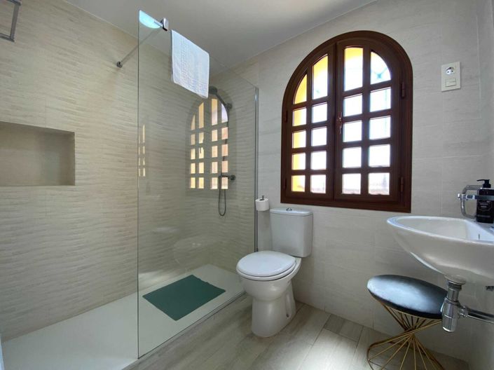 Image No.12-2 Bed Property for sale