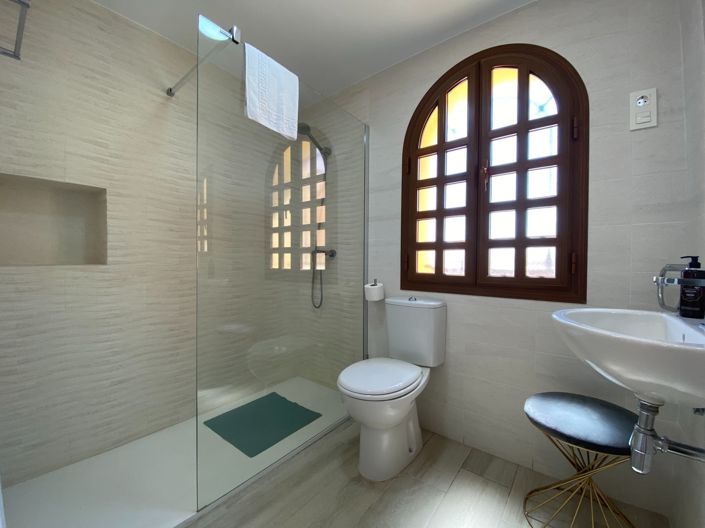 Image No.10-2 Bed Property for sale