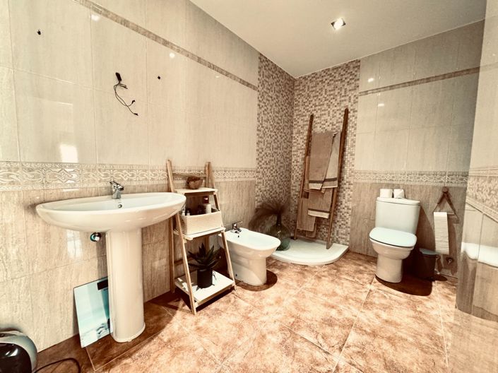 Image No.20-3 Bed Townhouse for sale