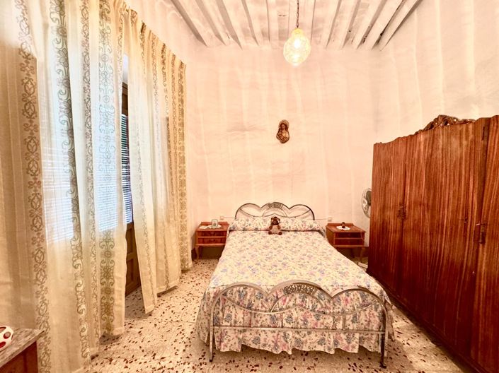 Image No.30-12 Bed Villa for sale