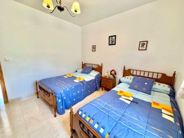 villa-for-sale-in-cadiar-with-large-plot-36