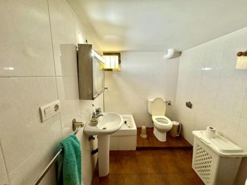 villa-for-sale-in-cadiar-with-large-plot-2