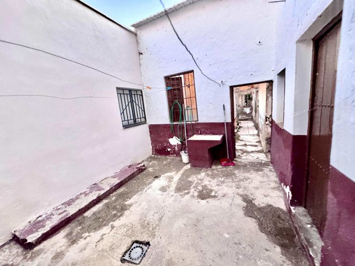 Image No.18-8 Bed House for sale