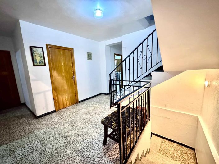Image No.25-8 Bed House for sale