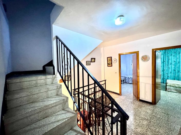 Image No.31-8 Bed House for sale
